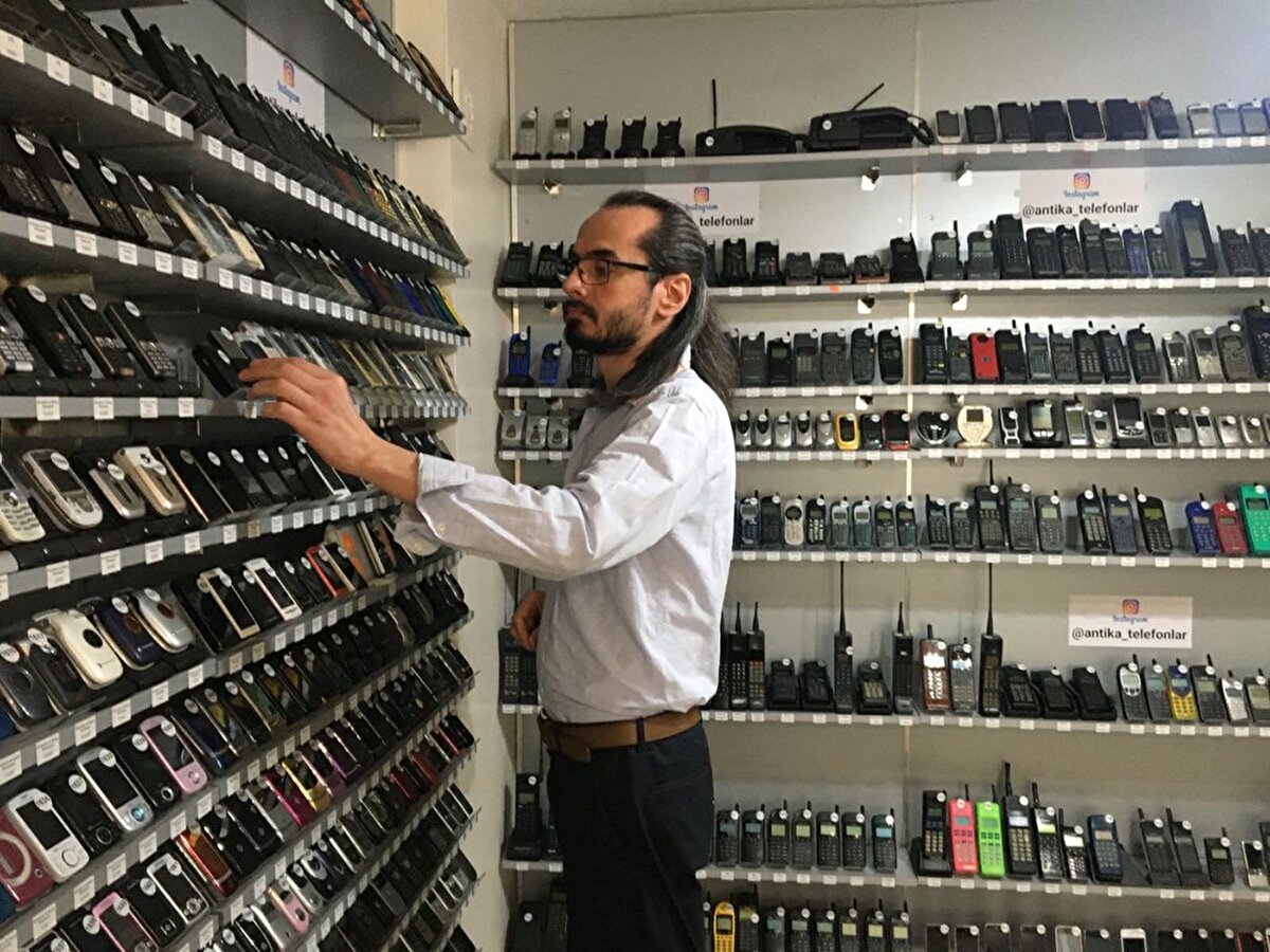 Koleksiyoner Karagüdekoğlu, 2010 senesinde bin 563 adet farklı cep telefonuyla Guinness Rekorlar Kitabı’na giren Almanyalı Carsten Tews’in rekorunu kırmak istiyor.<br><br>Rekoru kırıp adını tarihe yazdırmayı hayal eden Karagüdekoğlu, bu telefon koleksiyonunu kızı Liya’ya armağan ettiğini ve ileride biriktirdiği telefonların müze haline gelmesi için çabalayacağını söyledi.