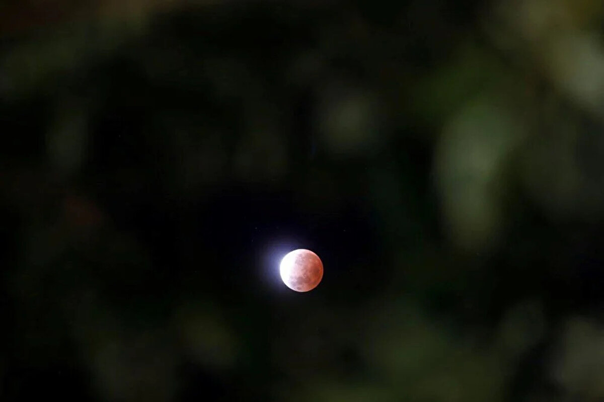 Şili'den Japonya'ya; Çin'den Meksika'ya birçok adreste milyonlarca kişi; tarihi anlara tanıklık etmek için toplandı.<br><br>