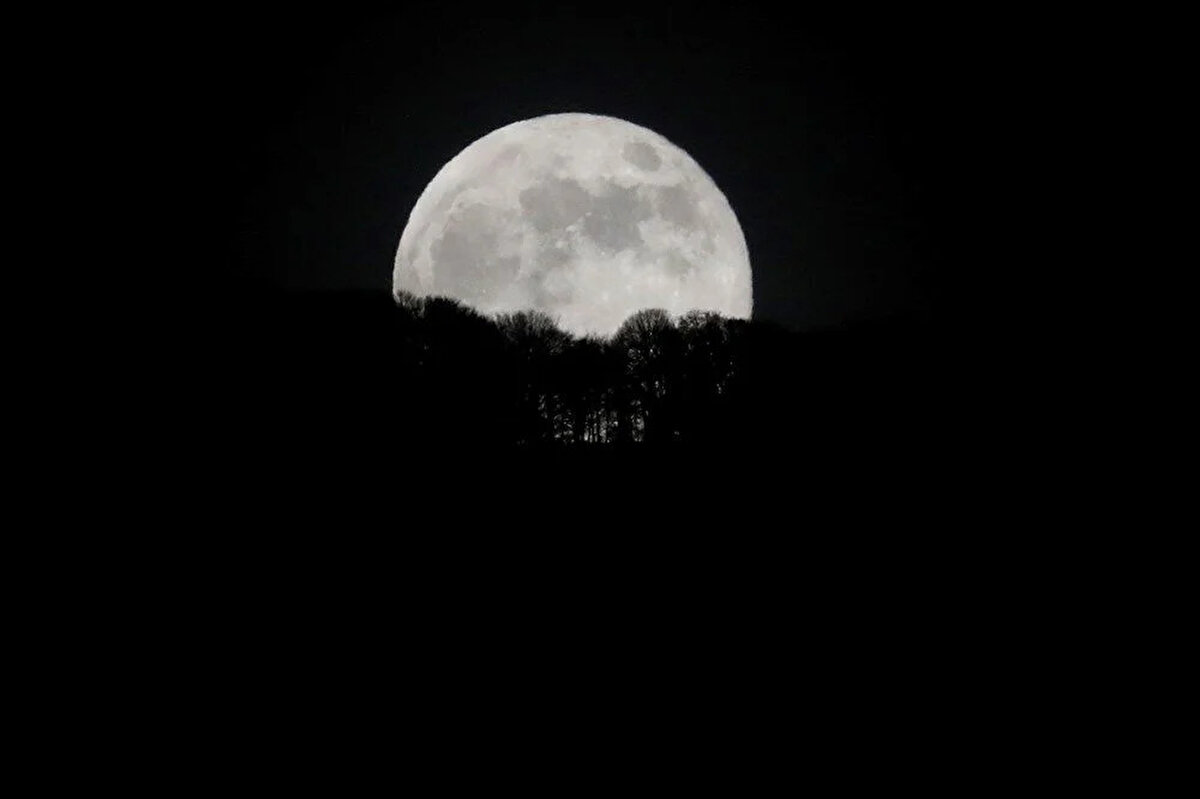 Ay, tutulma sırasında "Kanlı Ay" olarak adlandırılan kızıl bir görünüme bürünüyor.<br><br>