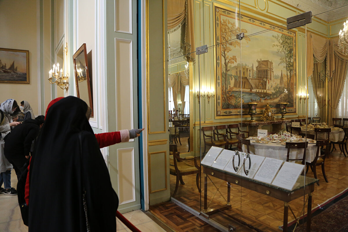 Kompleksin büyük bir bölümünü, ziyaretçilerin erişimine açık müzeler oluşturmaktadır. Diğer bölümleri ise Cumhurbaşkanlığı Ofisi tarafından kullanılmaktadır.​ Hâlihazırda yabancı devlet başkanlarının resmî törenle karşılandığı yer olan Sadabad Sarayı'nın Pehlevîler zamanında da protokol için kullanılmış. Şah'a gelen hediyelerin sergilendiği saraydaki el dokuma halılar, özel olarak bu saray için üretilmiş.