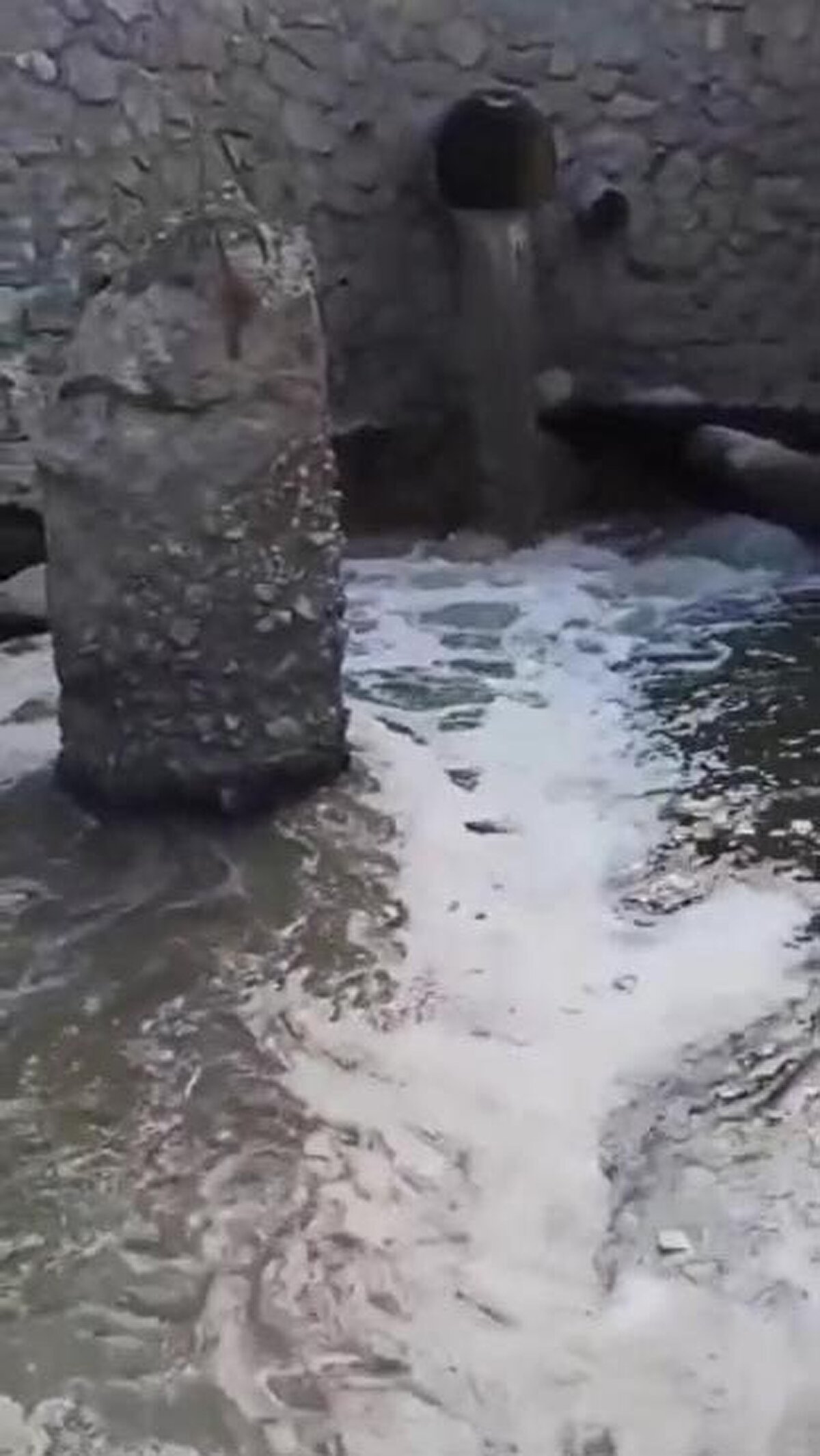 Atık suların döküldüğü bölgede renk değişimi yaşanırken, bazı noktalar ise köpürdü.