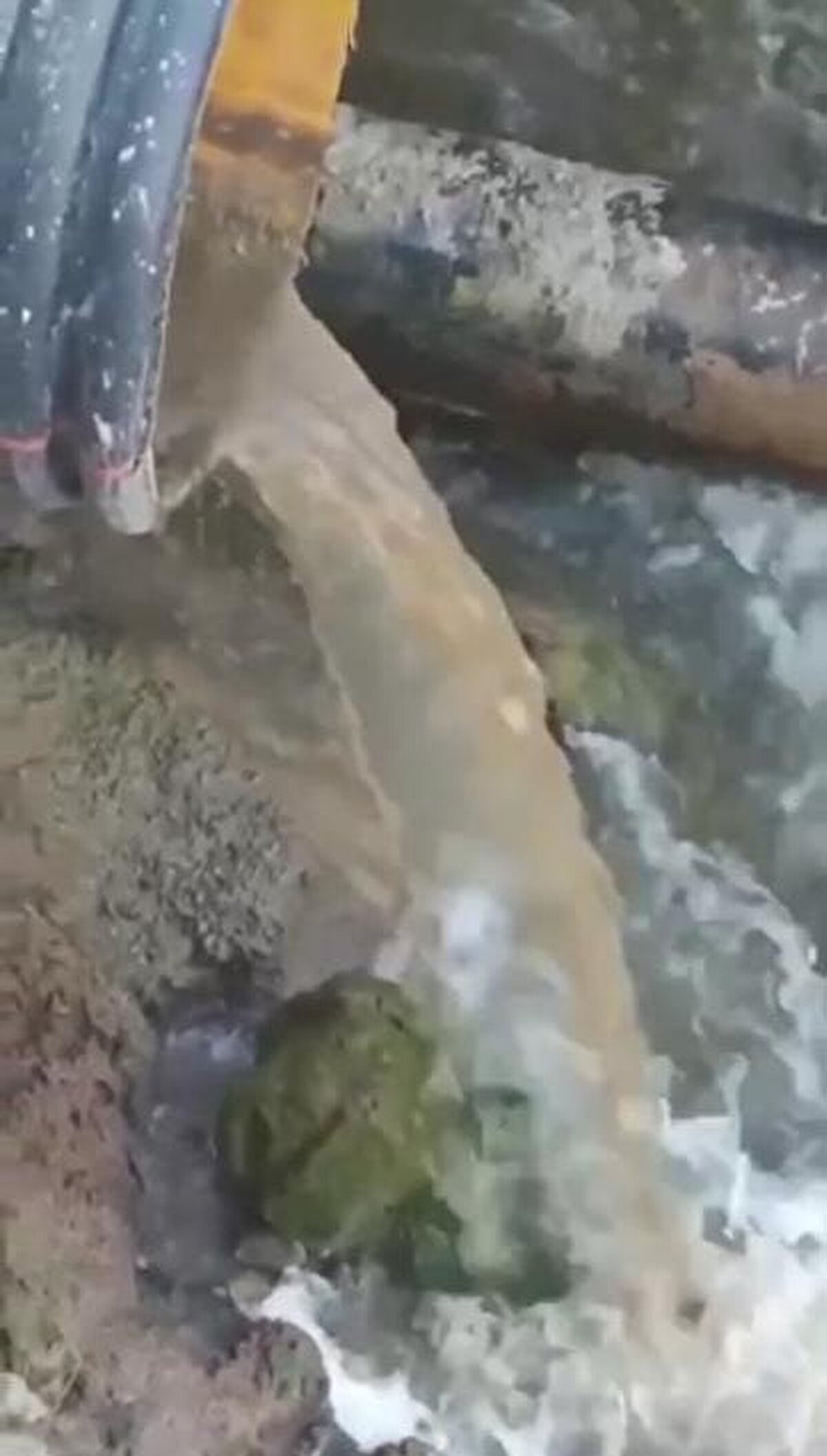 Zaman zaman bu durumun yaşandığını belirten vatandaşlar, kirliliğe neden olan kuruluşun tespit edilmesi için yetkilerden yardım istedi.<br>