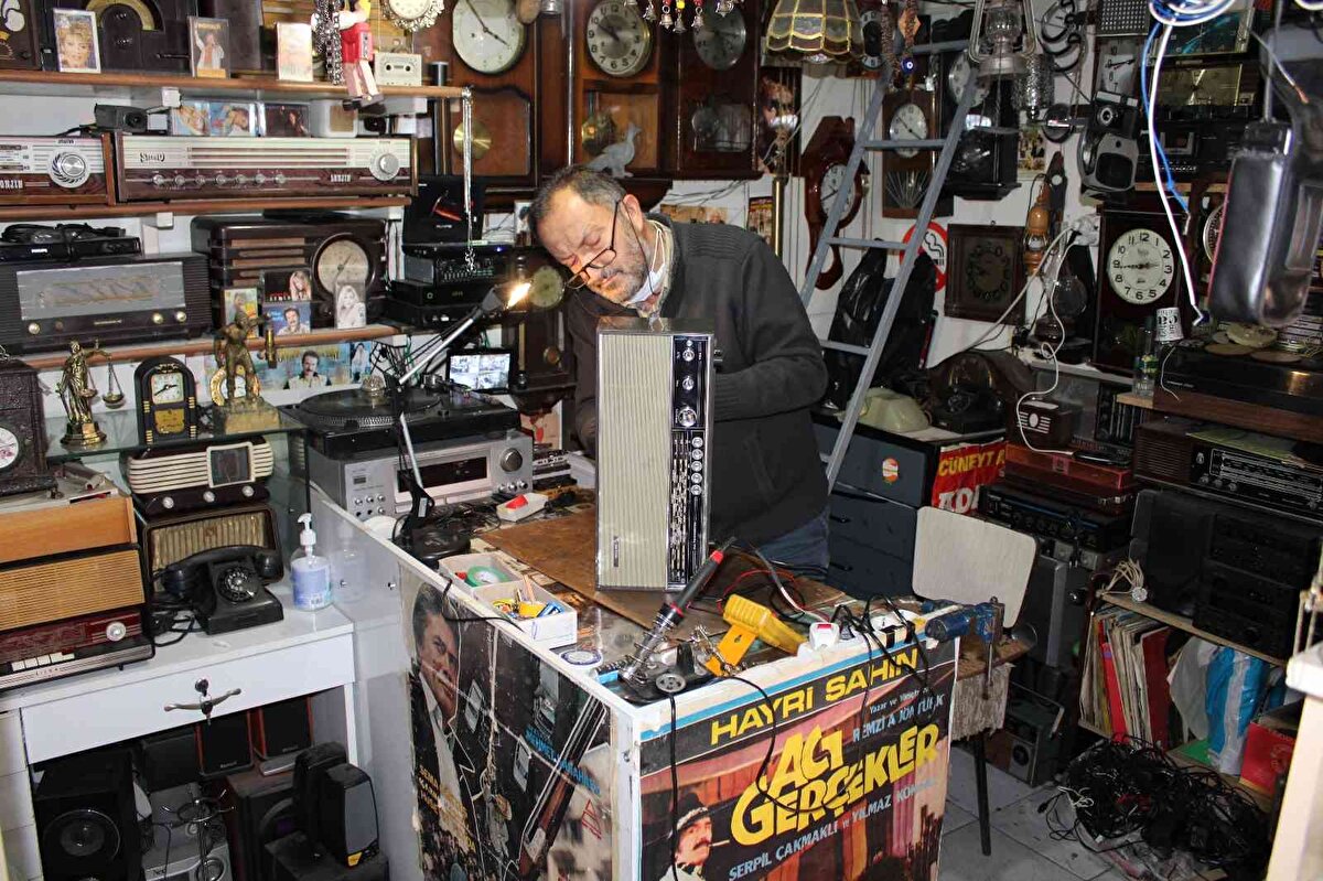 Çocukluk yıllarından bugüne kadar bulduğu her nostaljik radyoyu biriktiren Demirel, radyoların yanı sıra nostaljik değeri olan gaz lambası, saat, gramofon, kömürlü ütü, bakır cezve gibi çeşitli ürünleri de hem saklıyor hem tamir ediyor. Vatandaşların getirdiği antika eşyaları da özgün halini bozmadan tamir eden Demirel, dükkanında nostaljik değeri olan tüm ürünleri sergiliyor.