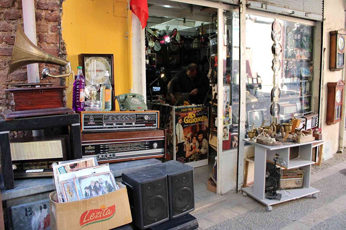 Dükkanındaki eşyaların çarşıya gelen vatandaşların dikkatini çektiğini ifade eden Demirel, “Dükkanımıza gelenler eski eşyaları görünce çok beğendiklerini belirterek, kendilerini zaman tünelindeymiş gibi hissettiklerini belirtiyorlar. Bizim kapımız herkese açık. Buraya gelenlerin alışveriş yapması gerekmiyor" dedi.