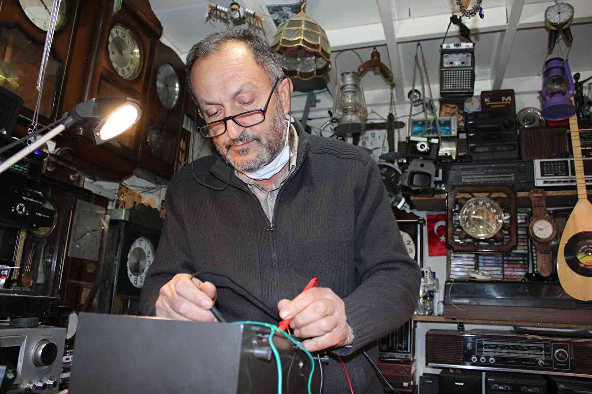 Son görev yeri olan Aydın'da emekli olduktan sonra kalan ve tarihi çarşıda çocukluk hayalini gerçeğe dönüştüren Demirel, çocukluğunda radyolarının bozulmasının ardından babasının 'Radyoya para sıkışmış' sözünü ciddiye alması ile radyolara merakının başladığını söyledi. Babasının sözünün ardından radyonun içinde gerçekten para olduğunu düşünerek açtığını ve farkında olmadan radyoyu tamir ettiğini ifade eden Demirel, radyolara olan merakının bu şekilde başladığını belirtti. 