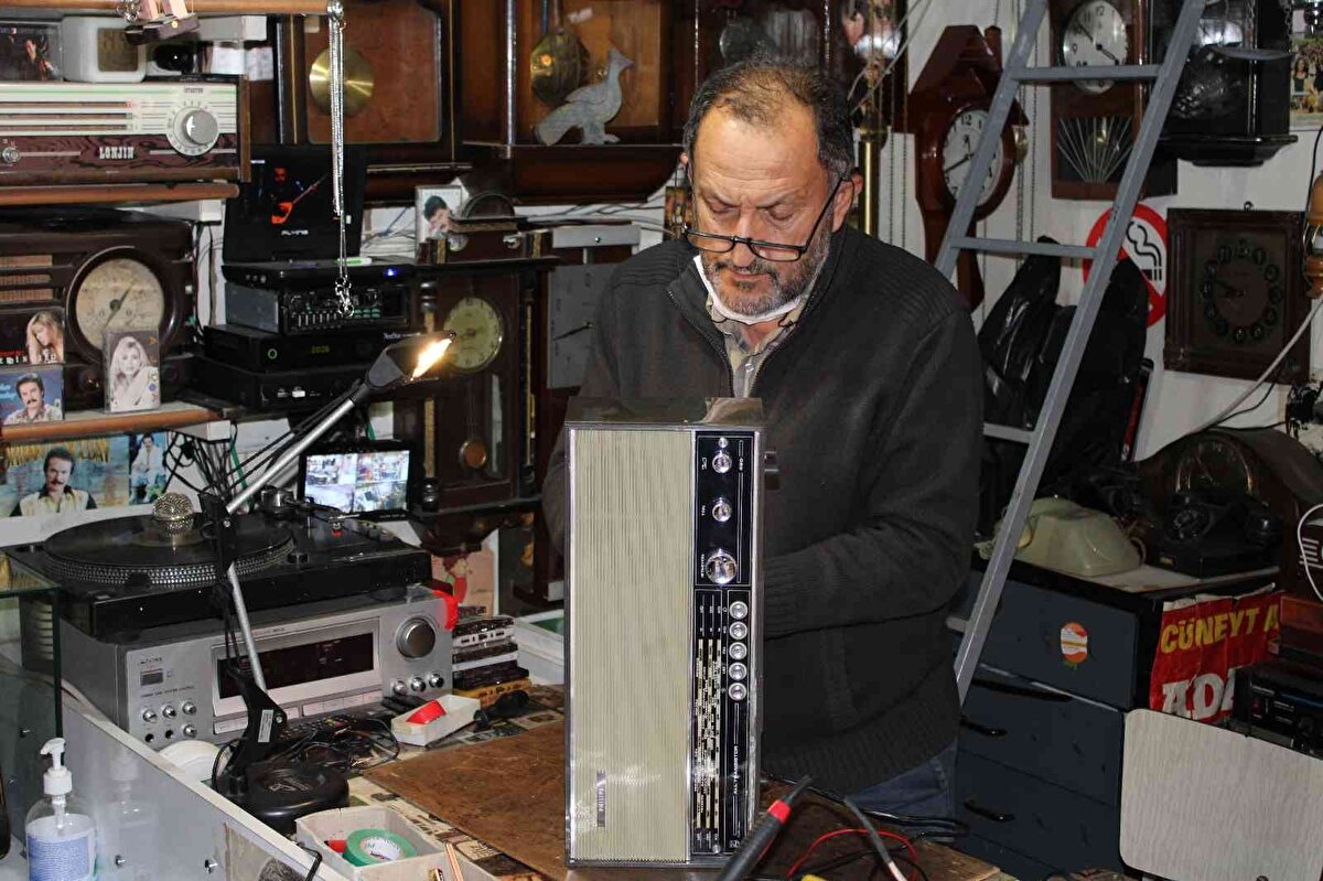 Her antika eşyanın bir hikayesi olduğunu vurgulayan Mustafa Demirel, “Antika ürünler daha çok meraklıları tarafından rağbet görüyor. Bizim işin çok fazla ticari boyutu yok. Ancak meraklıları gelip tamir ettiriyor veya satın alıyor. Çocukluğumdan beri radyoları çok seviyorum. Ne varsa eskilerde var. Her birinin aslında bir hikayesi var, bu radyolar zamanın, tarihin tanığı. Hatıralarla dolu. Burası adeta canlı bir müze" dedi.