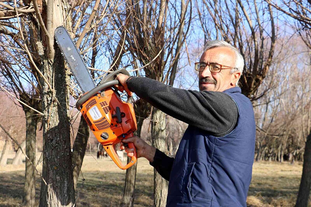 Emsal Özkan, ağacın tamamını kesmediklerini ifade ederek, “Kışlık odunumuzu ayarlıyoruz, ağaç kesiyoruz. Her sene yapıyoruz. Yukarlara çıkıp budama yapıyoruz. Ağacın tamamını kesmiyoruz, tamamını kesersek bir daha yapamayız. Odun bulamayız. 3-4 senede bir daha kesiyoruz" diye konuştu.