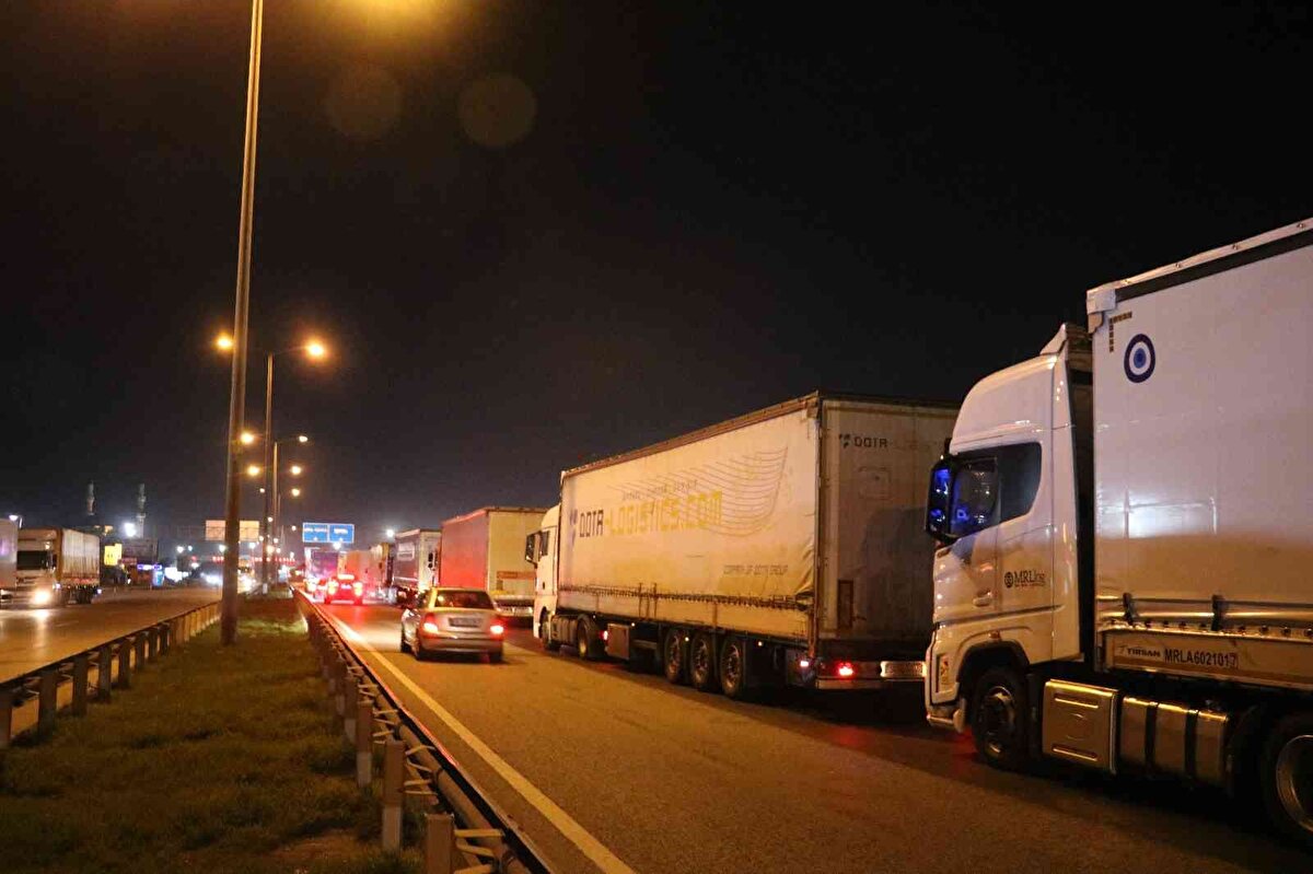 Bulgaristan gümrüğünde bir TIR'ın işleminin 1 buçuk saatten aşağı bitmediğini söyleyen bir başka TIR şoförü Suat Şener ise, "Bulgaristan bizim TIR'ların kapasitesini kaldıramıyor" dedi.<br><br>