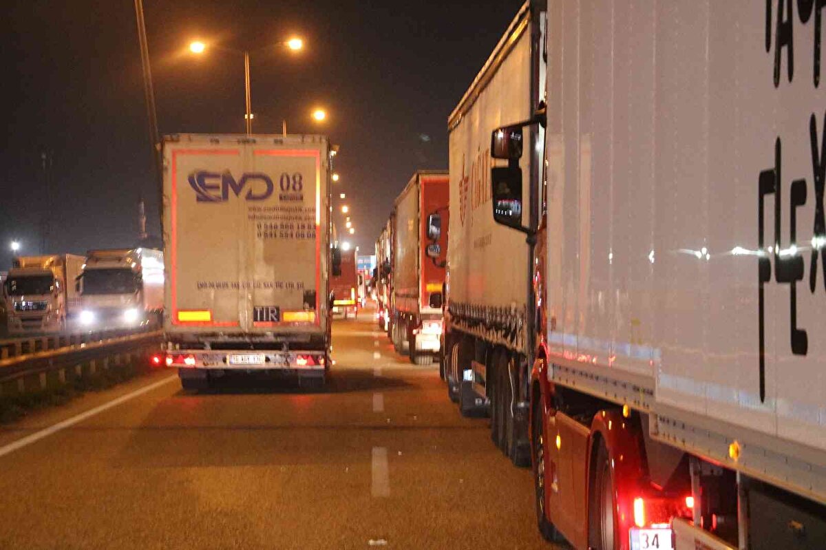 İhracat yüklerini teslim edecekleri adreslere götürmek için yola çıkan TIR sürücüleri Bulgaristan'a açılan Kapıkule Sınır Kapısı'nı tercih etti.<br><br>