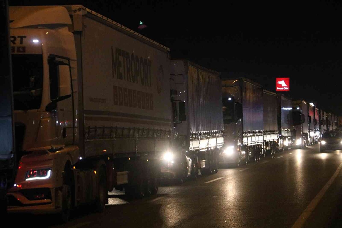 TIR şoförü Evren Şebün, Kapıkule'den Bulgaristan'a geçene kadar 3 gün beklediklerini iddia etti. Şebu, Bulgaristan Gümrüğündeki personel yetersizliği nedeniyle işlemlerin yavaş ilerlediğini ifade etti.<br><br>