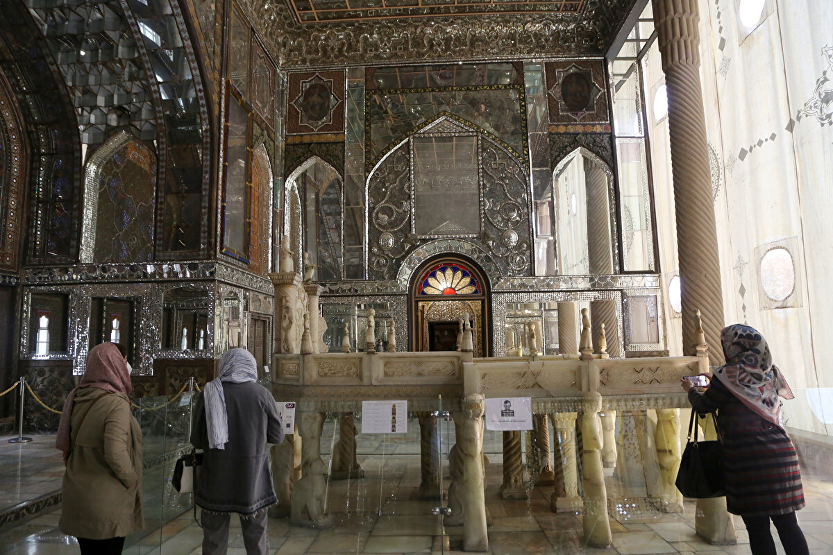 ​​​​​​​Safevîler döneminde henüz Tahran başkent olmamışken bir tür dinlenme yeri olarak kullanılan Gülistan Bahçesi'nde Zendîler ve Kaçarlar zamanında inşa edilen Gülistan Sarayı, yönetim merkezi olarak kullanılmaya başlandı.