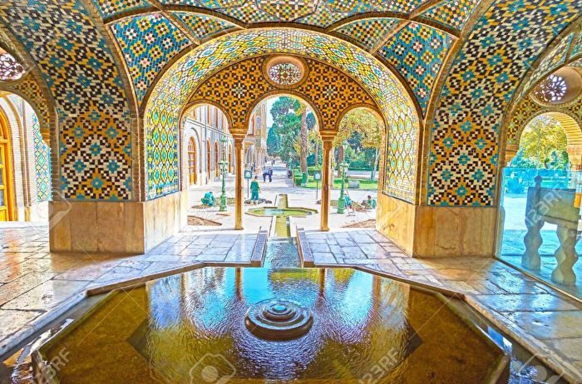 Gülistan Sarayı kompleksi içindeki Kerimhan Zend Halveti ve Mermer Taht, en eski yapılar olarak dikkat çekerken Osmanlı Sultanı II. Abdülhamid'in ismiyle anılan salonun adı 1979'daki devrimden sonra "Aşura" olarak değiştirildi.