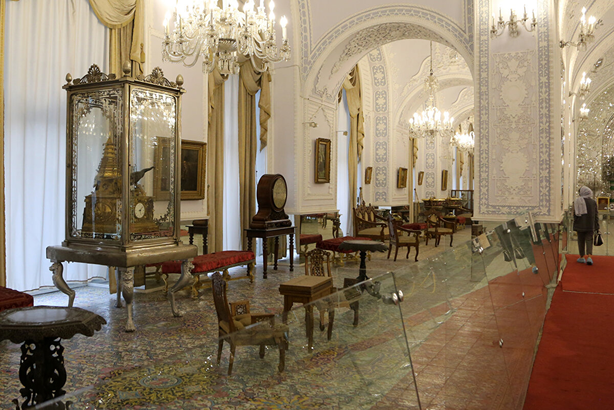 Kaçarlar zamanında enderun (haremlik) ve birun (selamlık) kısımlarına sahip olan sarayın haremlik kısmı Pehlevîler döneminde yıkıldı ve yerine devlet binaları yapıldı.