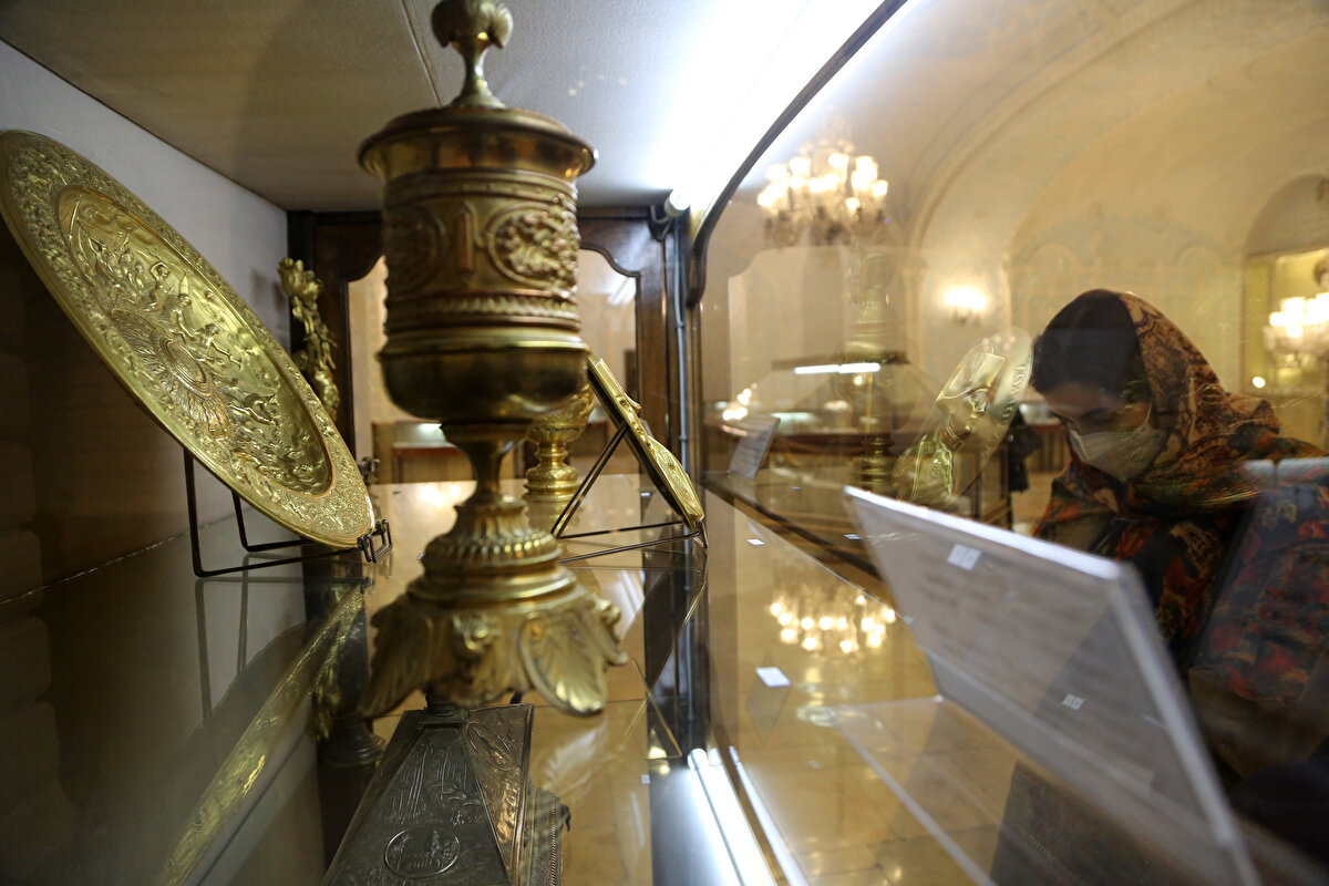 II. Abdülhamid'in Kaçar Hükümdarı Nâsırüddin Şah'a hediye ettiği 98 metrekarelik halı ve 2 konsül, hâlâ ana binada tahtın bulunduğu salonda sergileniyor.