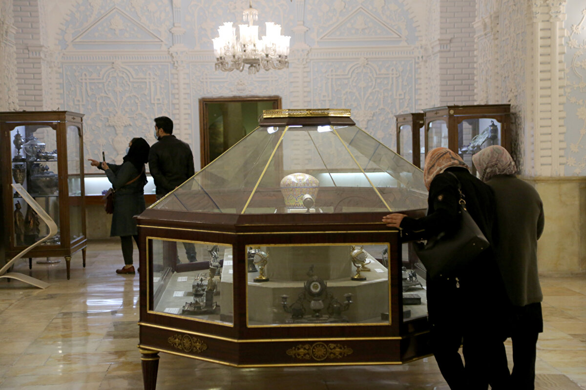 Nâsırüddin Şah'a devlet başkanlarının gönderdiği çeşitli hediyeler müzede ziyaretçilerin ilgi gösterdiği eserler arasında yer alıyor. Büyük Britanya Kraliçesi Victoria'nın Şah'a hediye ettiği saatler de saraydaki en değerli parçalar olarak öne çıkıyor.