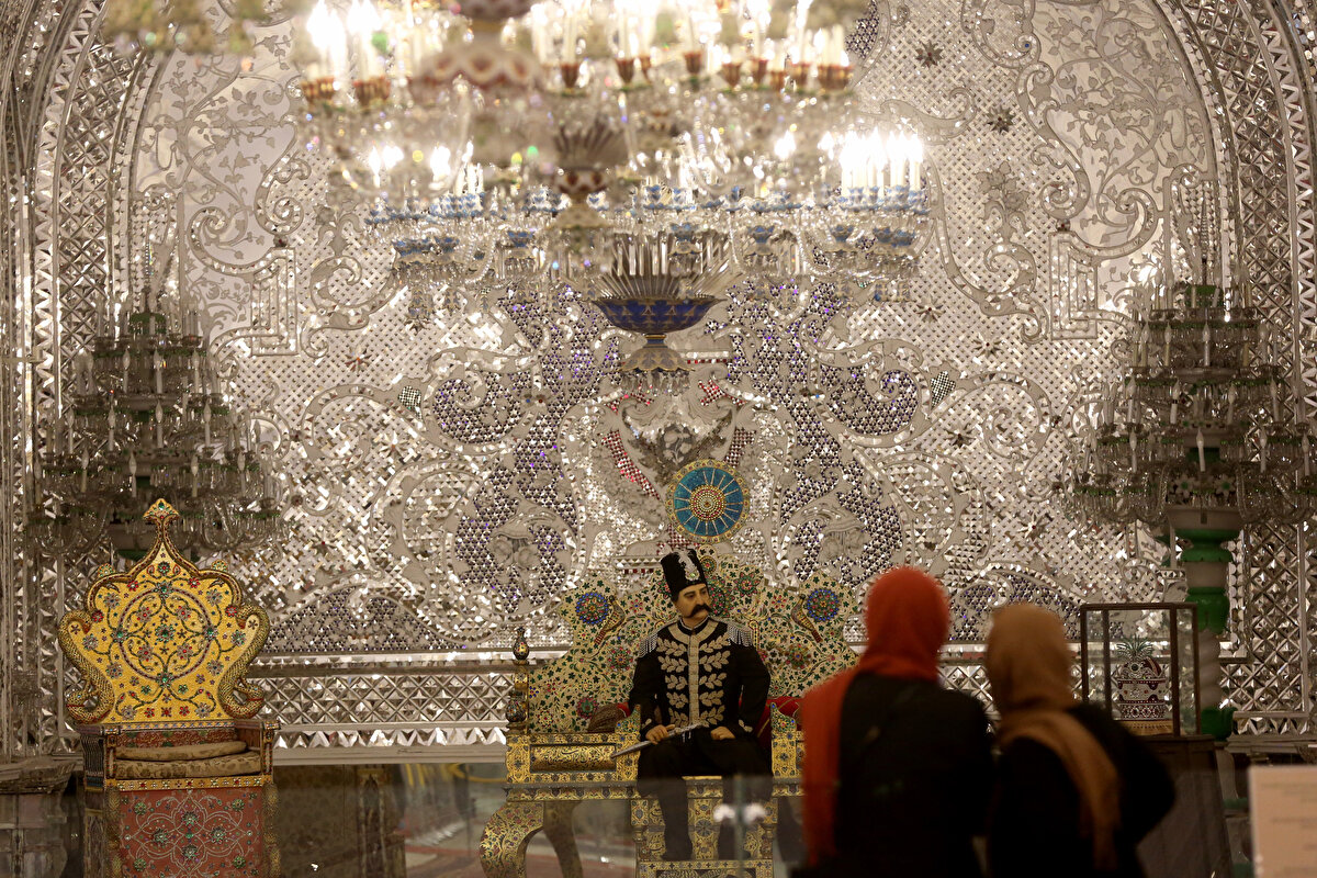 Gülistan Sarayı Müzesi Sorumlusu Laden Kurbani, müzede İran'daki hanedanlıklara ait birçok eserin sergilendiğini ve Gazneli Mahmud'dan kalan eserlerin de mevcut olduğunu bildiriyor.