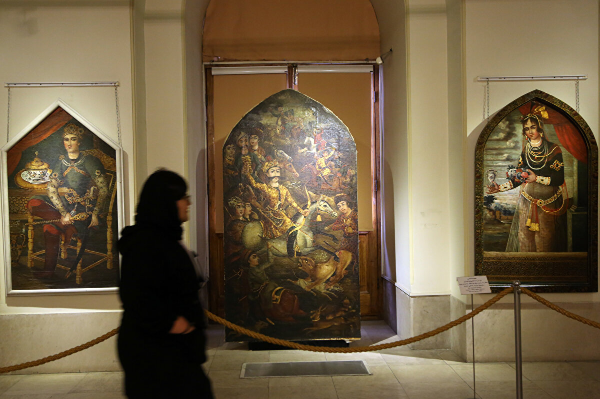 Yönetim merkezi olarak kullanıldığı tarihlerde çok geniş bir alana yayılan sarayın şimdi sadece 50 dönümlük alana sahip olduğunu aktaran Kurbani, "O tarihlerde her ülke sahip olduğu en iyi eseri hediye olarak gönderirdi. O nedenle bu müzede çok değerli eserler sergileniyor." diyor. Tahran şehrinin en eski tarihi anıtlarından olan saray, aynı zamanda dünya mirası statüsüne sahip.