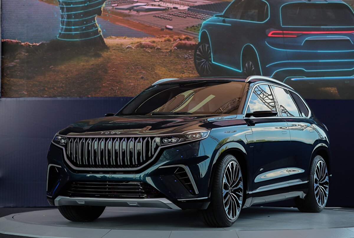  Fiyat konusunda bir değerlendirme yapan Karakaş, "Çözüm ortaklarımız ve ekibimiz 1,5 yıldır fiyat konusunu tartışıyoruz. Bizim fiyatlandırmamız 2022'nin sonu 2023'ün başında içten yanmalı bir C-SUV'un fiyatına göre rekabetçi olacak. Fiyatı o zamanki koşullar belirleyecek. Adetsel olarak baktığımızda ise kamunun bizden 15 yılda 30 bin adet alımına yönelik bir anlaşması var. 