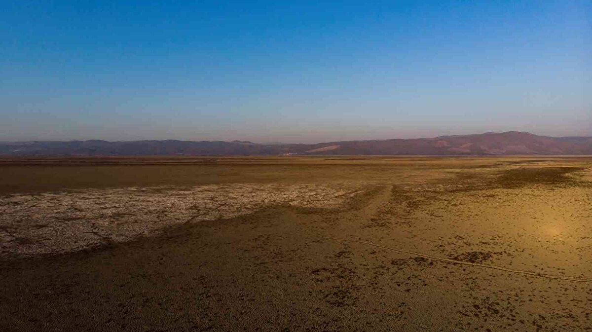 Drone ile görüntülenen gölün NASA tarafından paylaşılan Mars görüntülerine benzerliği ise dikkat çekiyor. Adeta farklı bir gezegeni andıran göl havzası özellikle gün batımında tamamen kızıla bürünerek bilimkurgu filmlerini aratmayan görünüme kavuşuyor. Tabanında derin çatlaklar oluşan gölde bir zamanlar ihracatı yapılan balık avcılığı da artık sona erdi. Göl kıyısında terk edilen balıkçı tekneleri çürümeye yüz tuttu.<br>