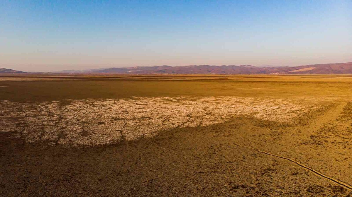 Öte yandan, gölün olduğu bölgeye gelerek manzara fotoğrafı çekmek isteyen vatandaşlar ise hayal kırıklığına uğradı. İzmir'in Menemen ilçesinde fotoğraf çekmek amacıyla Marmara Gölü'ne geldiğini ancak hayal kırıklığına uğradığını belirten Hasan Sevinti, “Fotoğraf çekmek için Türkiye'nin birçok yerine gidiyoruz.