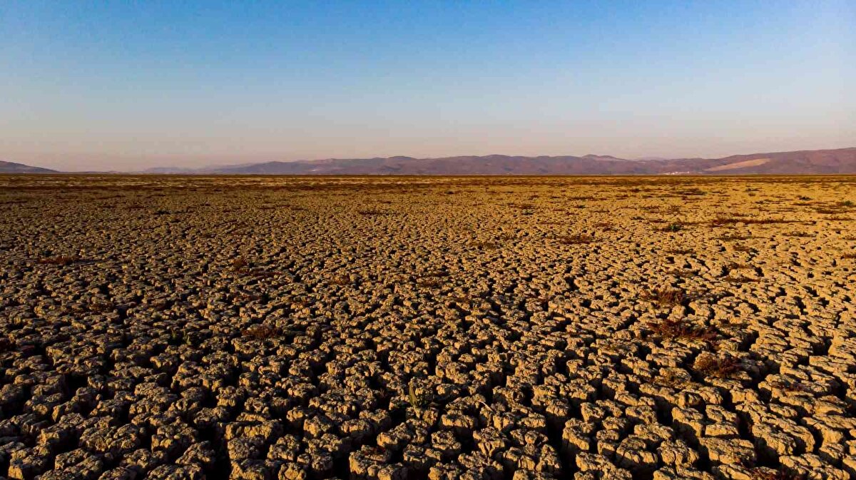 Üzüntü verici bir durum. Daha önce 5-6 yıldır sürekli geliyordum buraya. Her geldiğimde suyun azaldığını görüyordum ancak bu sefer hiç su kalmamış. Tarımsal anlamda çok su çekiliyor burada. Tarım arazilerinin sulanmasına da buradan su gidiyor. Buraya gelmek için 50 metre ileride arabaları bırakıyorduk şimdi gölün yüzeyindeyiz" diye konuştu.<br>Gölün içler acısı hali ise drone ile görüntülendi.