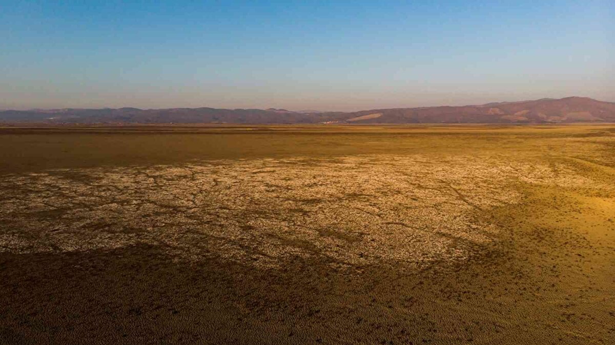 Çevre ve Şehircilik Bakanlığı tarafından “Ulusal Öneme Sahip Sulak Alan" olarak tescillenen ayrıca geçmişte tepeli pelikan, karabatak gibi nesli tehlikede olan kuş türleri de dahil olmak üzere 20 bin su kuşuna ev sahipliği yapan Marmara Gölü tamamen kurudu. Küresel ısınma ve gölü besleyen kaynakların baraja dönüştürülmesi gibi nedenlerden dolayı kuruyan göl adeta çöle dönüştü. Gölün müdavimi olan su kuşları ise bölgeyi terk ederken, bir zamanlar kuş sesleriyle yankılanan göl havzası şimdilerde sessizliğe büründü.<br>