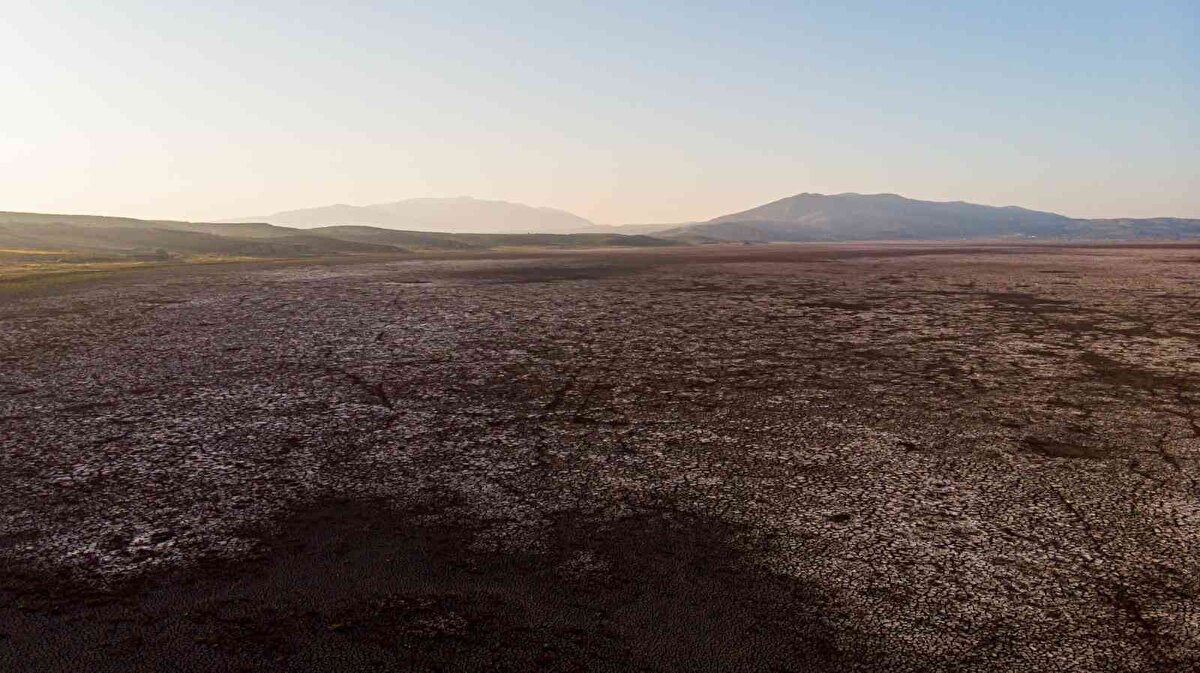 Torunumla beraber buraya fotoğraf çekmeye geldik. Hem de torunum gölü görsün istedim. Zaman zaman suyun azaldığını görüyorduk burada ancak bu sefer tamamen hayal kırıklığına uğradık. Tekneler bile karada hiçbir işe yaramaz vaziyette duruyorlar. Fotoğraf adına bir şey kalmamış ancak haber adına çok şey var.