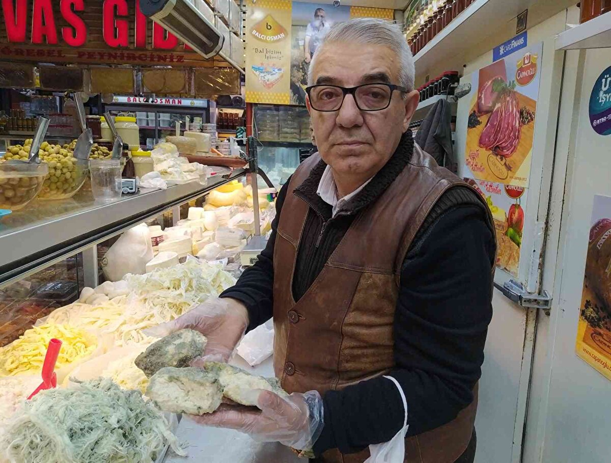 Abdülhamid Han'ın 4. kuşaktan torunu Nurhan Osmanoğlu'nun verdiği bilgiye göre, Kanunî Sultan Süleyman, kış aylarında sefere çıkan askerlerine hastalanmasınlar diye küflü peynir yediriyordu.