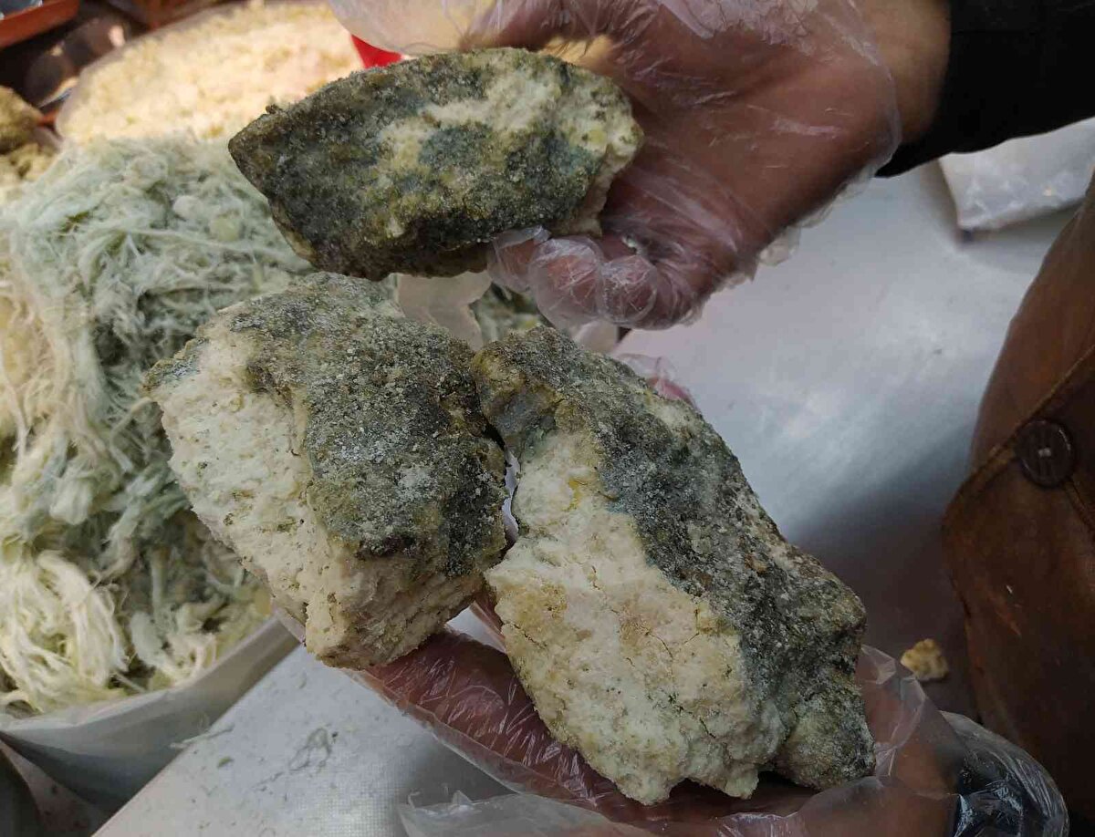 Bütün süt ürünlerinde olduğu gibi kalsiyum açısından zengin olan küflü peynirler, kemik ve eklemlere büyük fayda sağlıyor.