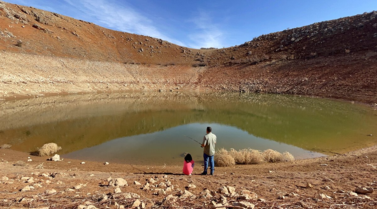 Su seviyesinin düşmesiyle böyle bir oluşumla karşılaştıklarını belirten Gündüz, "Obruğun bulunduğu nokta geçmiş yıllarda tamamen su altında kalan bir yerdi. Burası sadece bir koy şeklinde, ağlarımızı attığımız bir yerdi. Suyun altında böyle bir oluşumdan habersiz oltalarımızı atardık. Çok büyük turnaların, sazan balıklarının yakalandığı bir yerdi" dedi.<br><br>
