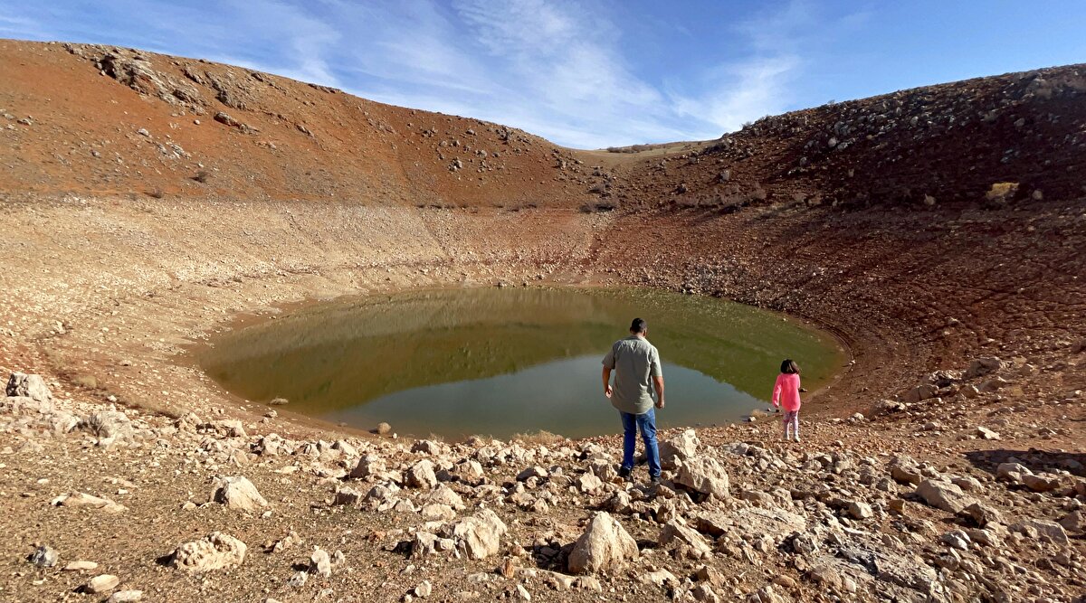 Fırat Üniversitesi (FÜ) Mühendislik Fakültesi Jeoloji Mühendisliği Bölümü Öğretim Üyesi Prof. Dr. Ercan Aksoy söz konusu bölgede yaptığı incelemede dev çukurun baraj gölündeki su seviyesinin düşmesiyle ortaya çıkan dev bir obruk olduğunu tespit etti.<br><br>