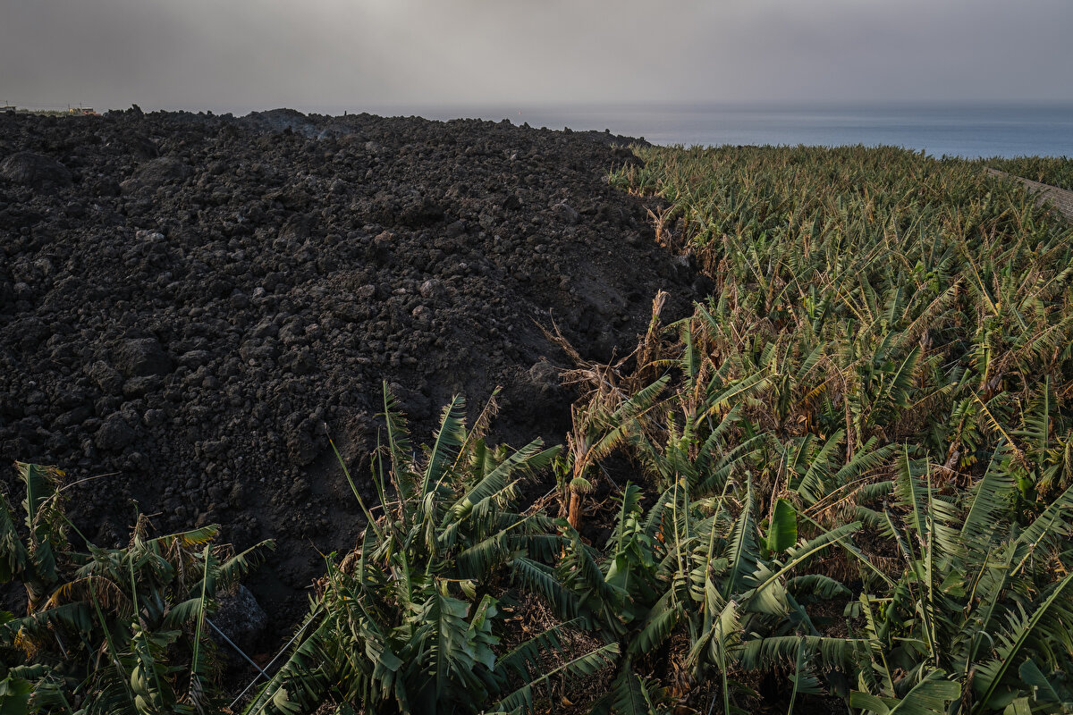 Volkanın aktif hale geçmesinden bu yana adada 5 bin 200'den fazla deprem meydana geldi.<br><br>