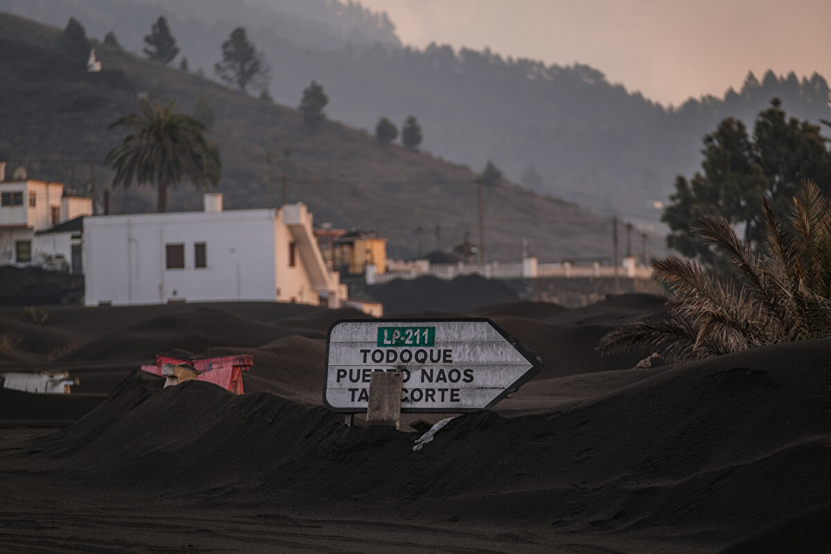 Diğer yandan Avrupa Birliği Uydu Görüntüleme Sisteminin (Copernicus) güncellediği verilerde, volkandan çıkan lavların bölgede kapladığı alanın 1065 hektara çıktığı belirtildi.<br><br>