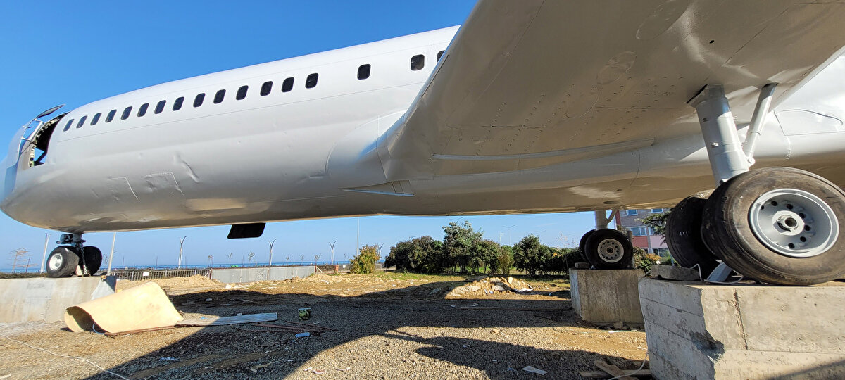 Girişimci Abdulkadir Bektaş, sürecin çok meşakkatli ilerlediğini belirterek, “Temel Şükrü Yılmaz ve Zafer Celap arkadaşlarımla 3 girişimciyiz. Projeye başladığımızda uçak tamamen hurda haldeydi. Uçak gibi görünmüyordu bile. Biz uçağı atıl bir şekilde bırakılan alandan aldık buraya özel bir ekiple taşıdık. Çok meşakkatli bir süreç oldu. Şimdi idari binamızın da yerini açtık. Fırınlarımız ve yönetim ofisimiz uçak dışında olacak. Yolumuz uzun ve zor ama yaz aylarının ortalarına doğru Allah nasip ederse projeyi tamamlamayı planlıyoruz” dedi.<br><br>