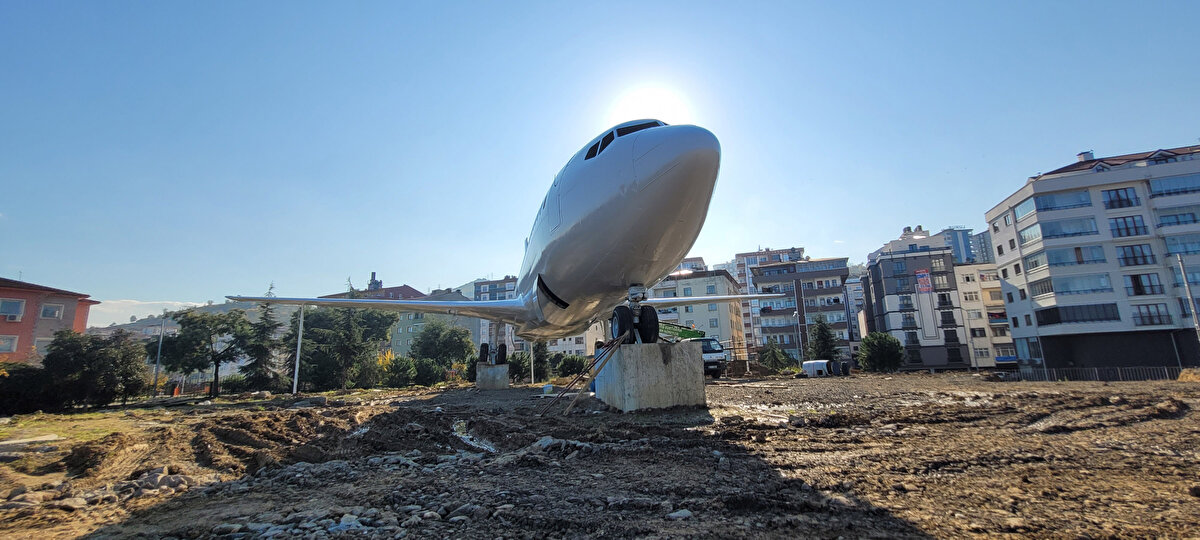 Taşınma operasyonu sonrası 4 teknisyen ve 15 işçinin yoğun çalışmalarıyla parçaların birleştirilip, tekerlerinin monte edildiği uçağın çevresinde de havaalanı konsepti oluşturulması planlanıyor.<br><br>Beton kalıplardan oluşturulan platform üzerine yerleştirilen ve merdivenin yanı sıra engelli ve yaşlılar için de asansör sistemi dizayn edilecek uçak çevresine sembolik gözetleme kulesi de inşa edilecek.