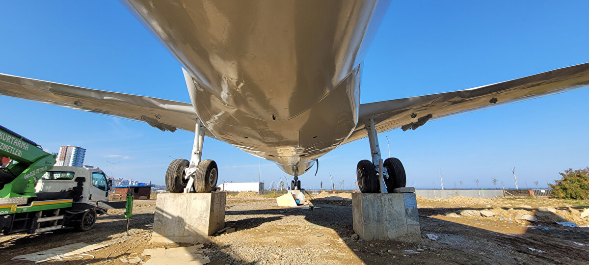 Uçuş trafiğine kapatılan Trabzon Havalimanı'nda uçak için kurtarma çalışması yapıldı. 500 ve 350 tonluk 2 vinçle 100 kişilik ekibin 20 saat süren çalışmasıyla bulunduğu yerden çıkarılan uçak, havalimanında güvenli bölgeye çekilerek, sigorta şirketi ile uzman ekipler tarafından teknik incelemeye alındı. Uçağın bir daha uçamayacağına karar verilmesi üzerine Yomra Belediyesi'ne tahsis edilen uçağın restoran ya da kafeye dönüştürülmesi planlandı. Uçak, yüklendiği TIR'la 29 Eylül 2018’de Yomra ilçesindeki pazar alanına götürülmüştü.<br><br>