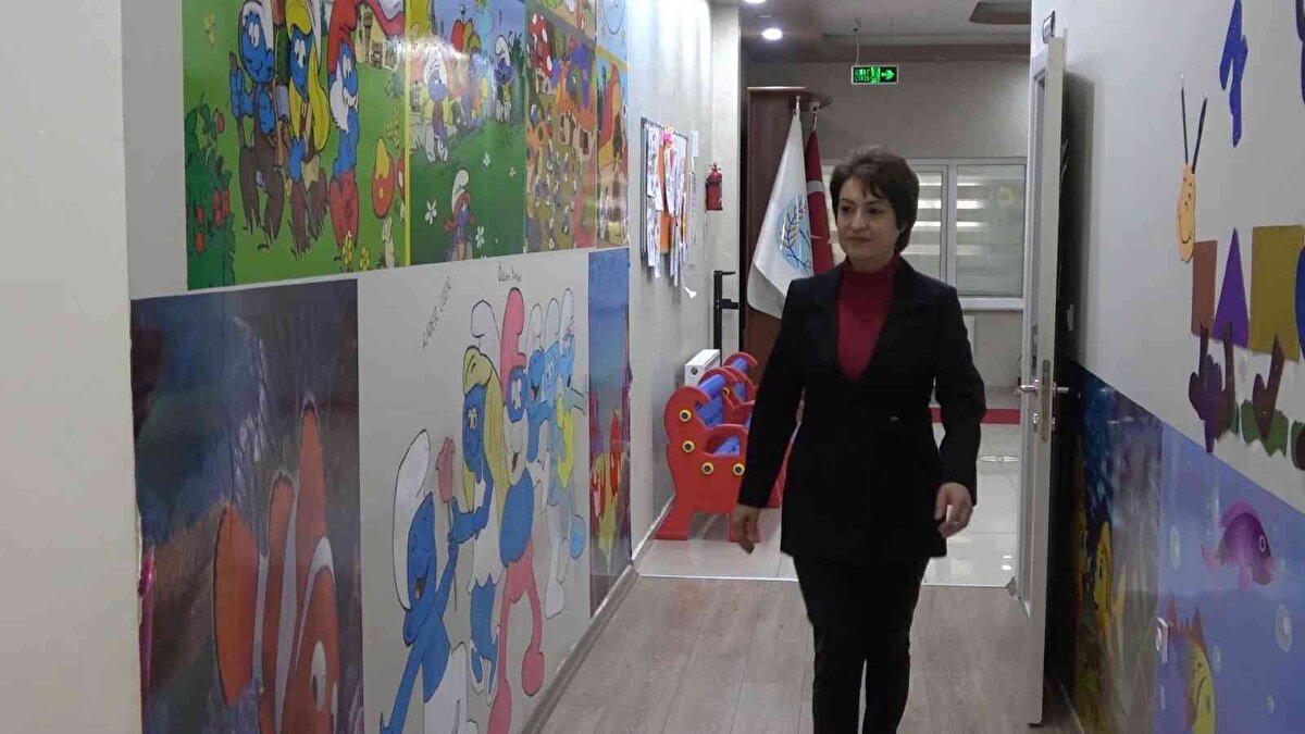 Kırıkkale'de yaşayan 3 çocuklu Aygül Yılmaz, 2 yılda lise diplomasını aldıktan sonra çocuk gelişim bölümünde eğitimini tamamlayıp, üniversite bitirdi.<br><br>Çocuklarının da eğitimini tamamladıktan sonra kendi hayatına yön veren Yılmaz, yıllardır hayalini kurduğu işin patronu olmak için azmedip, çalıştı. Şimdi ise aşçı olarak çalıştığı özel bir anaokulunun patronu oldu. 