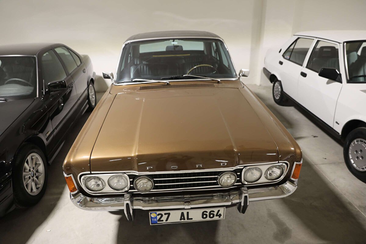 Klasik otomobil tutkusunun çocukluğunda başladığını ve her gün işe gitmeden önce garajdaki otomobilleriyle zaman geçirdiğini belirten Erdinç Başsimitçi, ilk aracının 1969 model olduğunu ve bulmak için çok zaman harcadığına dikkat çekti.<br><br>