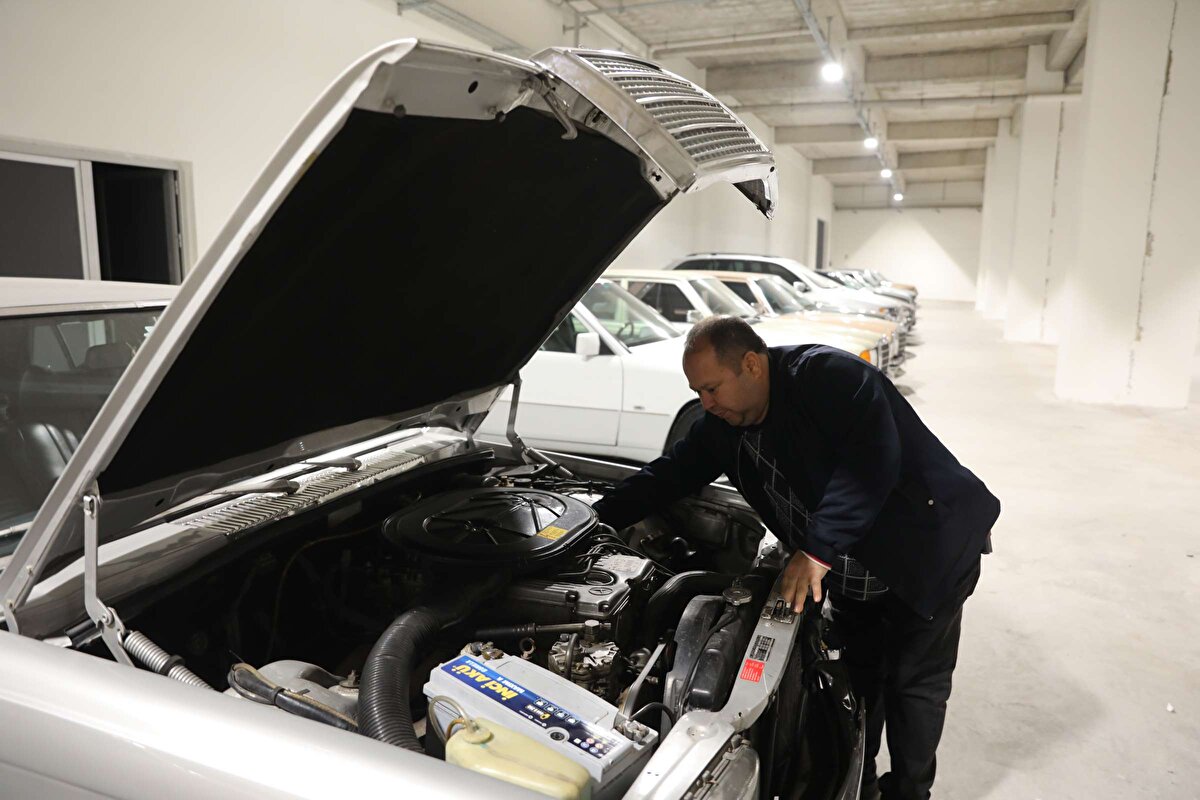 Başsimitçi, sahip olduğu araçları görmek için gelenlerin mutlu döndüğünü, bu kadar klasik otomobili ancak bir müzede görebilecekleini söylüyor.<br><br>