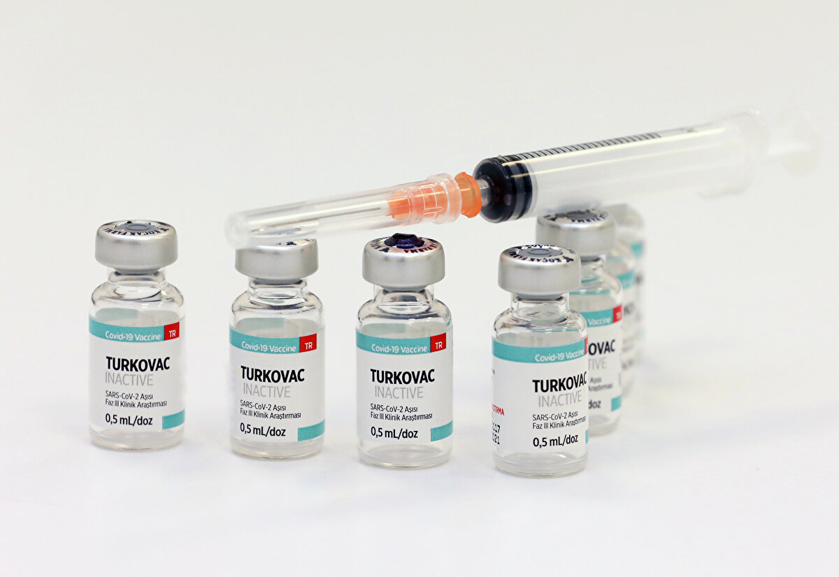 Türkiye'nin yerli aşısı TURKOVAC'ta çalışmalar hızla sürüyor. Aşının acil kullanım için onayı için başvuru yapıldı. Peki TURKOVAC nasıl geliştirildi? Varyantlara karşı etkinli mi? Yan etkileri var mı? İşte yerli aşı TURKOVAC hakkında bilmeniz gereken 5 şey...