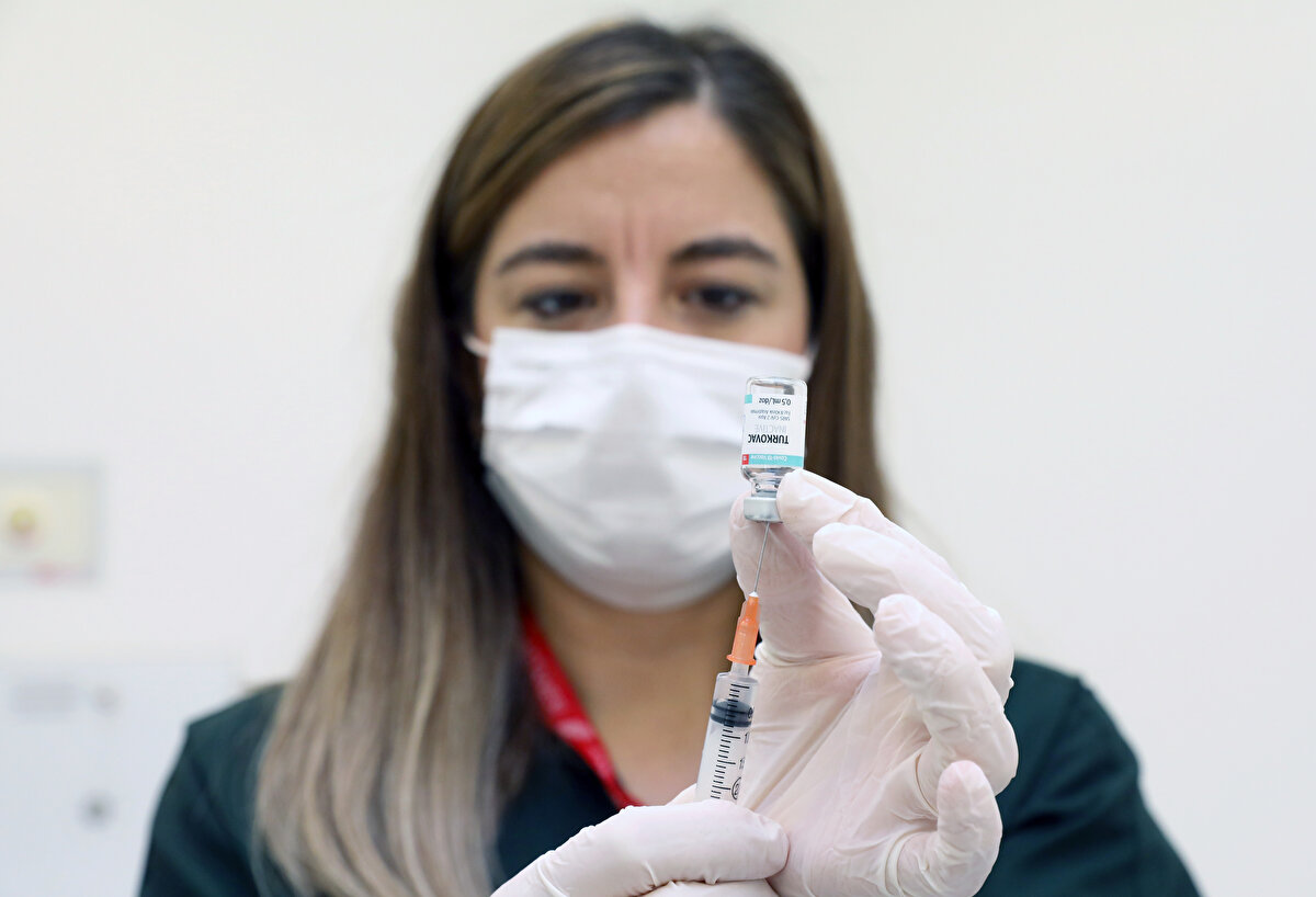 2- TURKOVAC KLİNİK ÇALIŞMALARININ ÖNEMİ NEDİR?<br><br>TURKOVAC, aynı anda yürütülen 8 ayrı klinik çalışmayla Türkiye'nin en geniş kapsamlı aşı geliştirme projesi olma özelliği taşıyor.<br><br>Klinik çalışmalar kapsamında en son ekim ayında TURKOVAC'ın hatırlatma dozu olarak uygulandığı çalışmaya 28 ildeki 41 hastanede başlandı.<br><br>Hatırlatma dozu çalışması kapsamında, daha önce Kovid-19 geçirmemiş ve 2 doz Sinovac aşısı olmuş, 18-59 yaş arası sağlıklı kişiler arasından seçilen gönüllülerin yarısına üçüncü doz olarak TURKOVAC, diğer yarısına da Sinovac aşısı uygulandı.<br><br>TÜSEB desteği ile yürütülen bu klinik çalışma tamamlanma aşamasına geldi. Sonuçların yakın bir zamanda açıklanması planlanıyor.