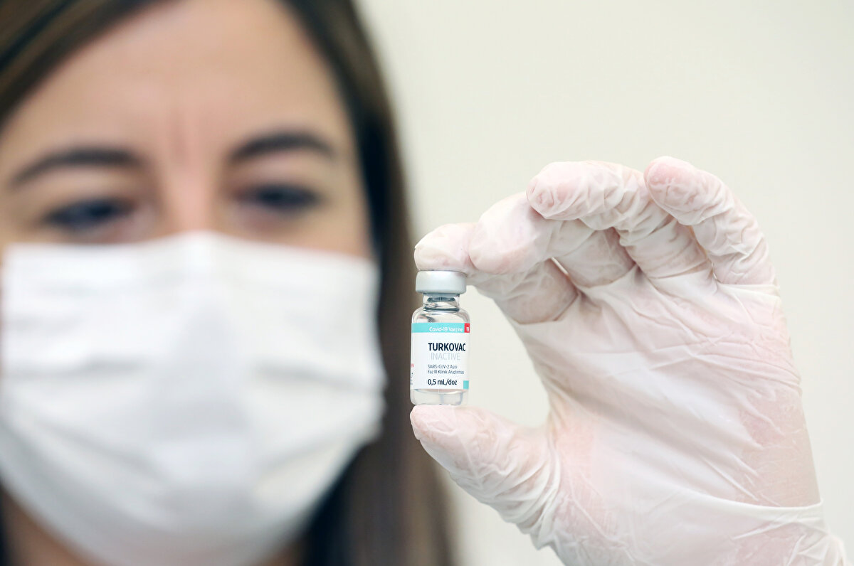 5- YERLİ AŞININ SAPTANMIŞ BİR YAN ETKİSİ VAR MI?<br><br>Dünyada aşı çalışmaları için belirlenmiş standartlar olan GLP, GMP ve GCP standartlarına uygun şekilde yürütülen TURKOVAC inaktif aşı geliştirme çalışmalarında, şu ana kadar gönüllülerde ciddi bir yan etkiyle karşılaşılmadı.