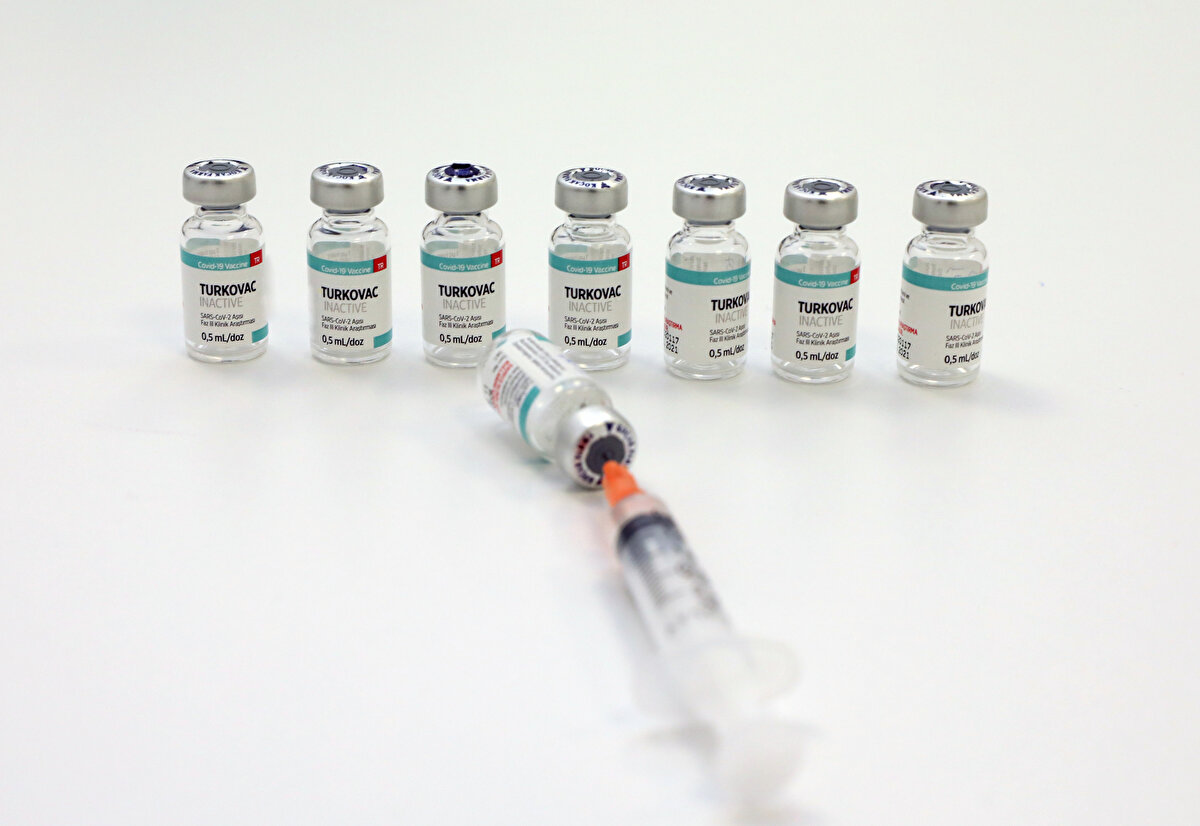 1- YERLİ AŞI ÇALIŞMALARI NE ZAMAN BAŞLADI?<br><br>Erciyes Üniversitesi ve Sağlık Bakanlığı Türkiye Sağlık Enstitüleri Başkanlığı (TÜSEB) iş birliğiyle geliştirilen TURKOVAC'ın ilk aşaması olan Faz 1 çalışmaları, 5 Kasım 2020'de başladı.<br><br>44 gönüllü üzerinde uygulanan Faz 1 aşamasının ardından ilk dozu 10 Şubat'ta yapılan Faz 2 çalışmaları ise 250 gönüllüyle yürütüldü ve her iki aşamada da aşıyla ilgili olumlu veriler elde edildi.<br><br>Yerli aşının etkinliğinin daha geniş bir kitle üzerinde değerlendirilmesini içeren Faz 3 çalışmaları ise 22 Haziran itibarıyla başladı. Yurt içi ve dışında binlerce gönüllünün katılımıyla yürütülen Faz 3 çalışmaları kapsamında daha önce koronavirüs geçirmeyen ve hiç COVID-19 aşısı olmayanlara TURKOVAC'ın uygulanmasına devam ediliyor.