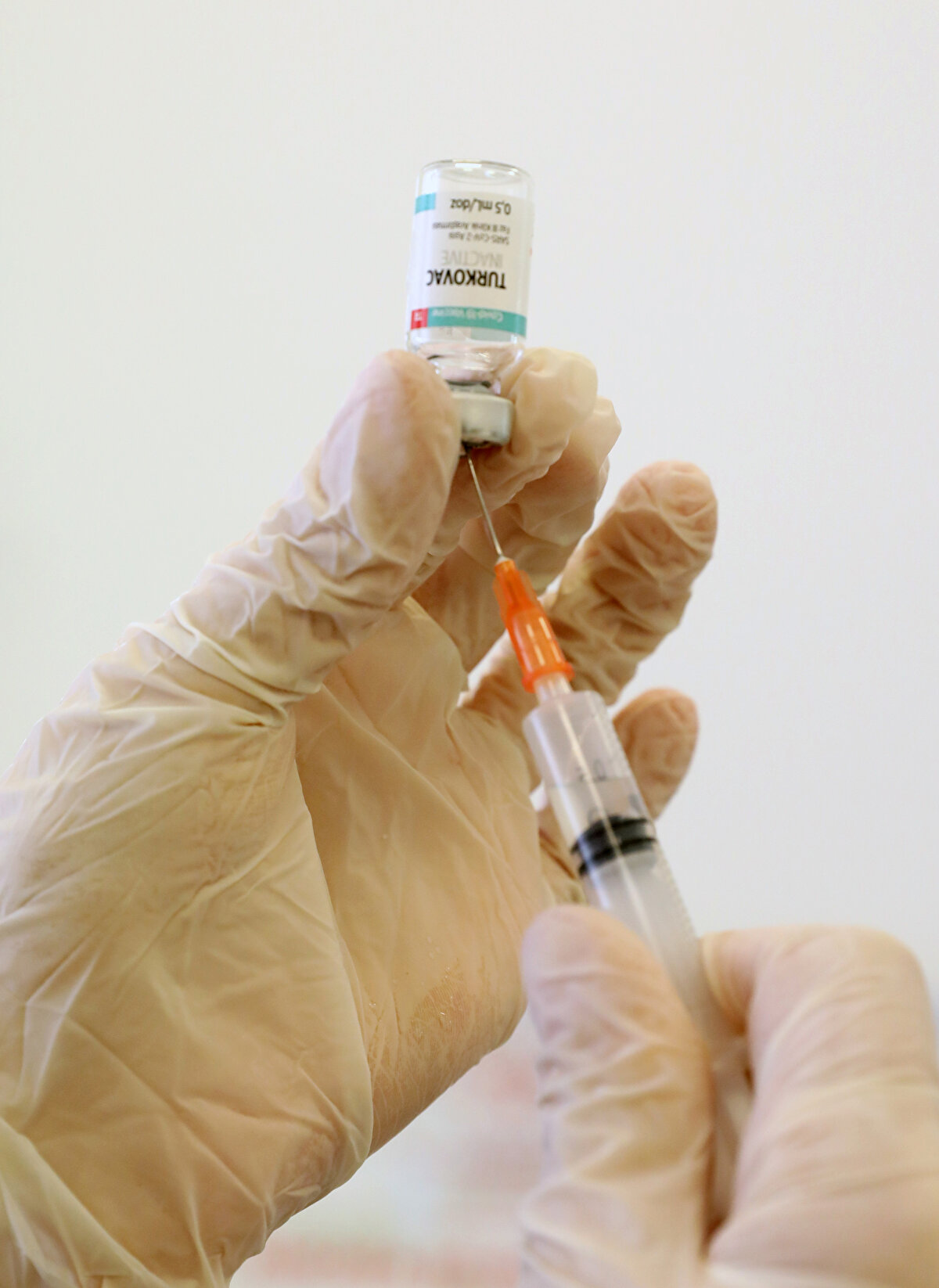 3- ACİL KULLANIM ONAYI BAŞVURUSU VE DEĞERLENDİRME SÜRECİ NASIL İŞLİYOR?<br><br>Acil kullanım onayı, Dünya Sağlık Örgütü veya Sağlık Bakanlığı tarafından bulaşıcı hastalıklar kapsamında kabul edilen, halk sağlığını ciddi olarak tehdit eden istisnai durumlarda sorumlu kurum tarafından verilen kullanım izni anlamına geliyor.<br><br>Türkiye'de aşılar için bu süreç, TİTCK tarafından "Acil Kullanım Onayı Başvurusu ve Değerlendirmesi Hakkında Kılavuz" ışığında yürütülen incelemeler sonucunda tamamlanıyor.<br><br>Buna göre, yerli aşı adayı TURKOVAC için öncelikle başvurunun ön değerlendirmesi yapılacak. Bu aşama bittiğinde ise aşıyla ilgili yürütülen çalışmaların sonuçlarına odaklanılacak ve kapsamlı değerlendirme süreci başlayacak.<br><br>Değerlendirme aşamasında aşının yarar/risk dengesi, klinik verileri, halk sağlığına faydaları gibi kıstaslar bilimsel ve uluslararası standartlara göre ele alınacak.