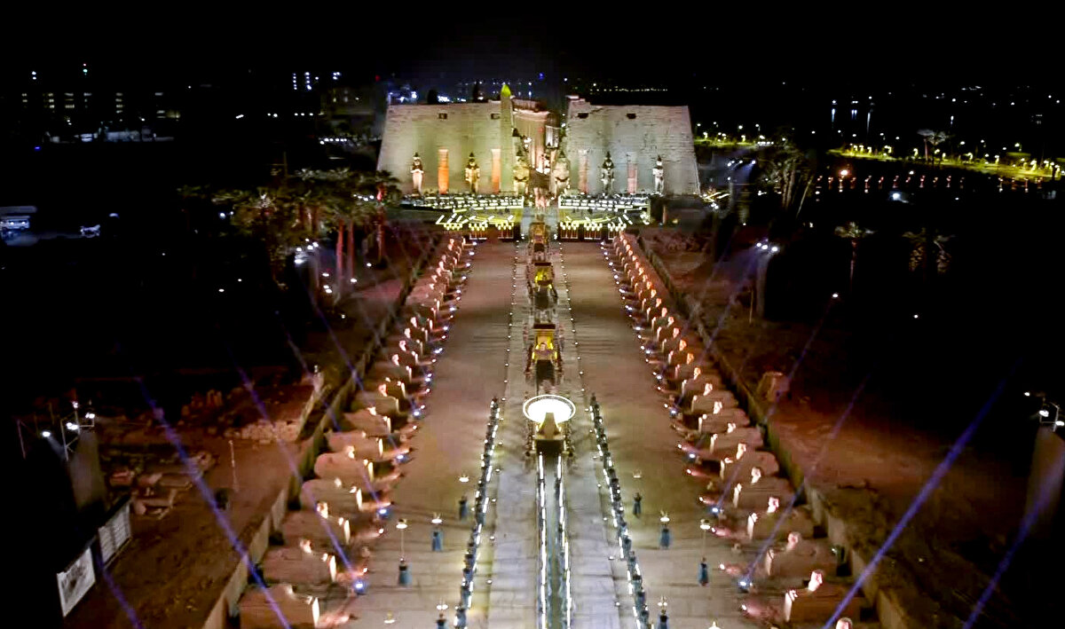 Mısır devlet televizyonu, antik Mısır dönemine ait Karnak ve Luksor tapınaklarını birbirine bağlayan "Koç Başlı Sfenks Yolu" adlı 2 bin 700 metre uzunluğundaki tarihi koridorun açılış törenini canlı yayımladı.