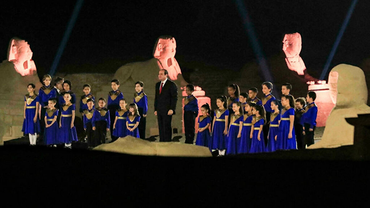 Uzun süren arkeolojik kazılar sonucunda ortaya çıkarılan tarihi koridorun açılış törenine Mısır Cumhurbaşkanı Abdulfettah es-Sisi, Mısırlı bazı bakanlar, yabancı ülkelerin Büyükelçileri, uluslararası basın kuruluşları ve sanatçılar katıldı.