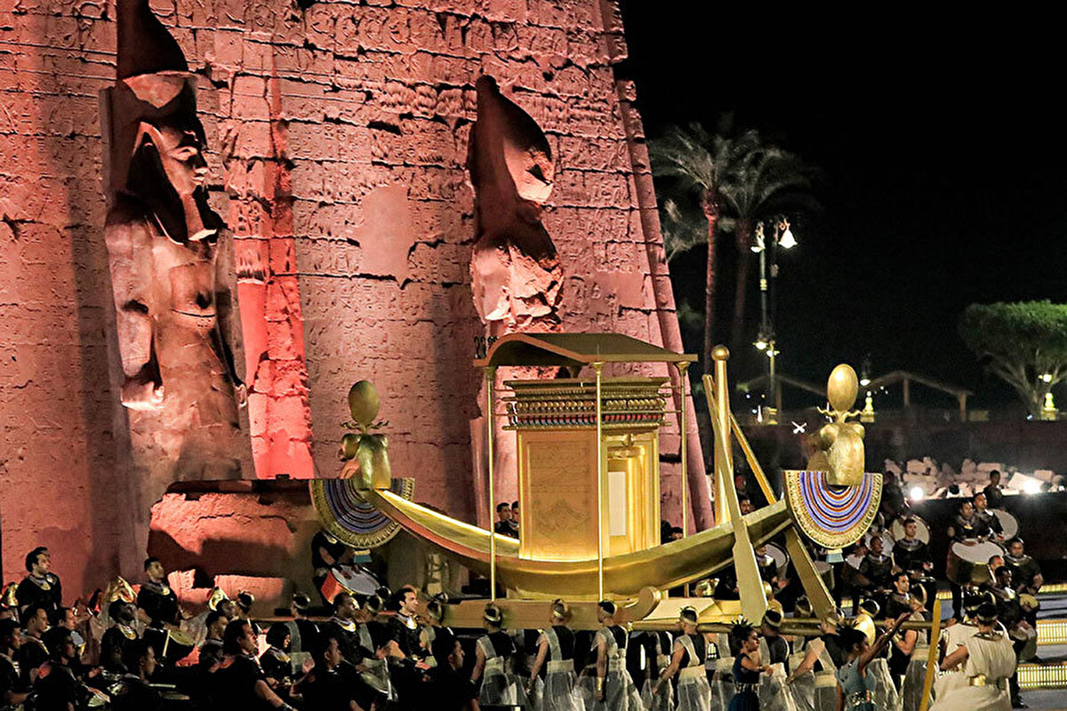 Törende, büyük bir orkestra antik Mısır dönemini temsil eden müzik enstrümanları ile Firavunlar dönemini temsil eden müzikler icra etti.