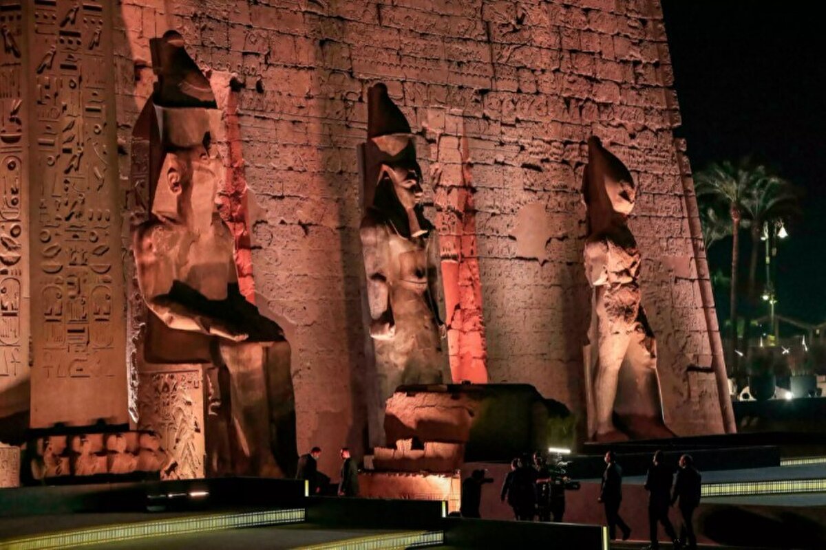 Dünyanın en büyük açık arkeolojik alanlarından olan ve Firavunlar döneminde inşa edilen Karnak ve Luksor tapınaklarını birbirine bağlayan Koç Başlı Sfenks Yolu'na ait kalıntılar ilk olarak 1948'de keşfedildi.