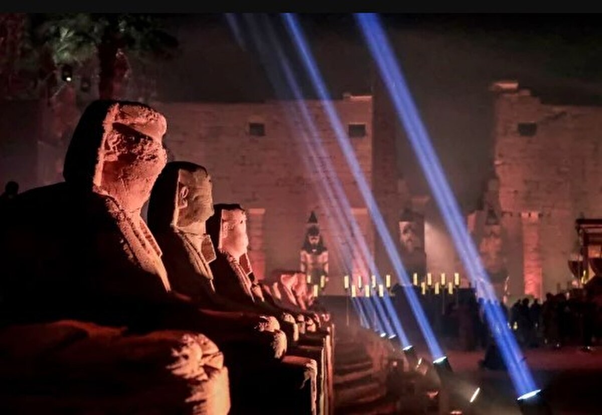 Yolun her iki tarafı, son yıllarda ülkenin Mısırbilimcileri tarafından yeniden canlandırılmadan ve restore edilmeden önce çöl kumları altında yüzyıllarca gömülü olan heykeller ile çevrili.