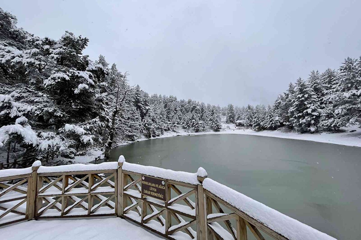 Çam ağaçlarının üzeri yer yer kalınlığı 20 santimetreyi bulan ve pamuğu andıran kar kütleleriyle kaplanırken, hava sıcaklığının özellikle geceleri sıfırın altına düşmesi nedeniyle göl yüzeyinin bir kısmı buzla kaplandı.<br><br>